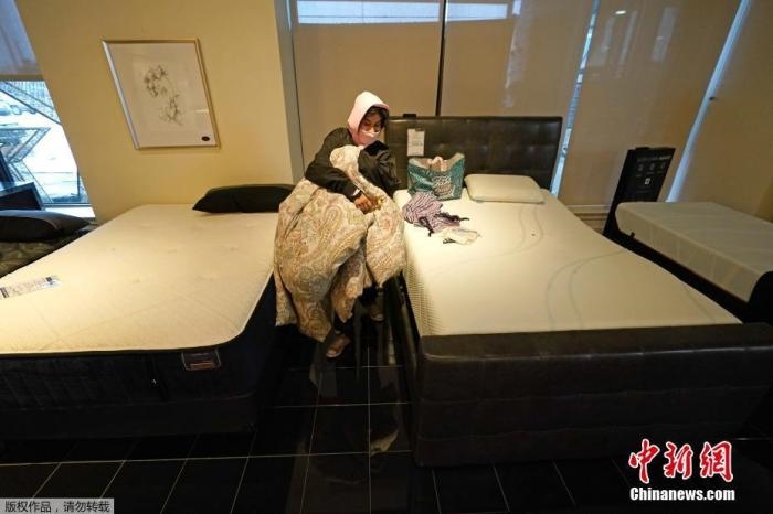 當(dāng)?shù)貢r(shí)間2月17日，美國得州的一家畫廊兼家具店內(nèi)，大批民眾來此避寒取暖，其中不乏一些人帶著被子來過夜。美國近日遭遇極寒天氣侵襲，多地氣溫創(chuàng)近年新低，其中得州災(zāi)情最嚴(yán)重，暴風(fēng)雪導(dǎo)致電網(wǎng)在酷寒中癱瘓，約400萬居民家中長時(shí)間停電。美國國家氣象局表示，得州休斯敦等地的氣溫甚至比靠近北極圈的阿拉斯加還要低。