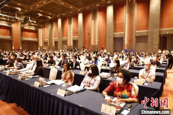 500余名專家學(xué)者、嘉賓代表以線上線下方式參加開幕式?！∈⒓样i 攝