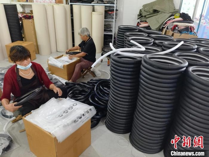 圖為村民在汽車(chē)飾品企業(yè)生產(chǎn)車(chē)間中工作。　呂子豪 攝