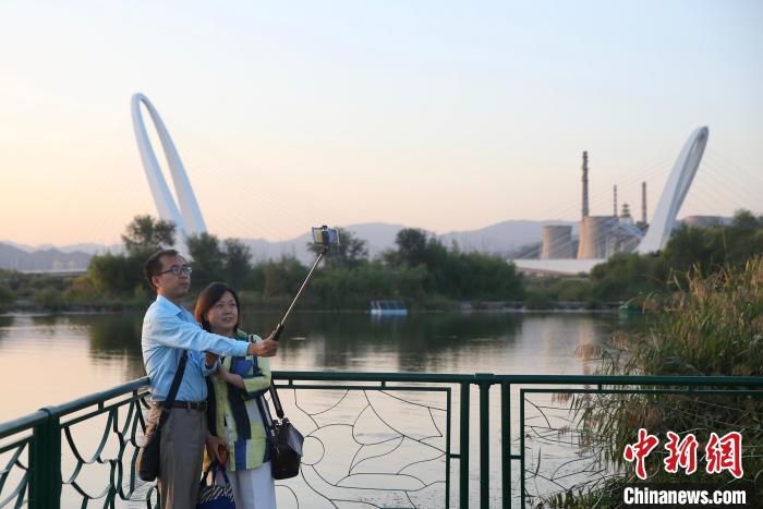 10月1日，北京冬奧公園內(nèi)的游客?！?lt;a target='_blank' href='http://www.chinanews.com/'>中新社</a> 易海菲 攝
