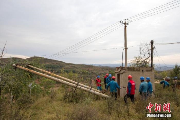 資料圖：10月11日，山西省靈石縣，電力工作人員在搶修電力設(shè)施。<a target='_blank' href='http://www.chinanews.com/'>中新社</a>記者 張云 攝 　