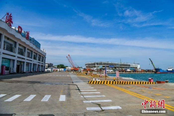10月12日7時，受臺風“圓規(guī)”影響，?？谛潞８?、秀英港、鐵路南港停止作業(yè)，瓊州海峽再次停航。圖為?？谛阌⒏鄞a頭。 <a target='_blank' href='http://www.chinanews.com/'>中新社</a>記者 駱云飛 攝