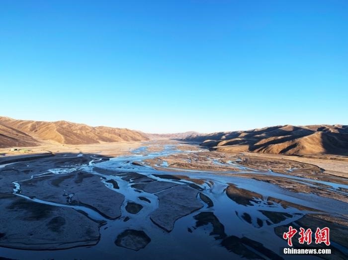 果洛州達(dá)日縣境內(nèi)的黃河。青海省果洛州地處三江源腹地，黃河在果洛境內(nèi)蜿蜒760公里，是“中華水塔”的重要組成部分和國家重要的生態(tài)安全屏障。<a target='_blank' href='http://www.chinanews.com/'>中新社</a>記者 孫睿 攝