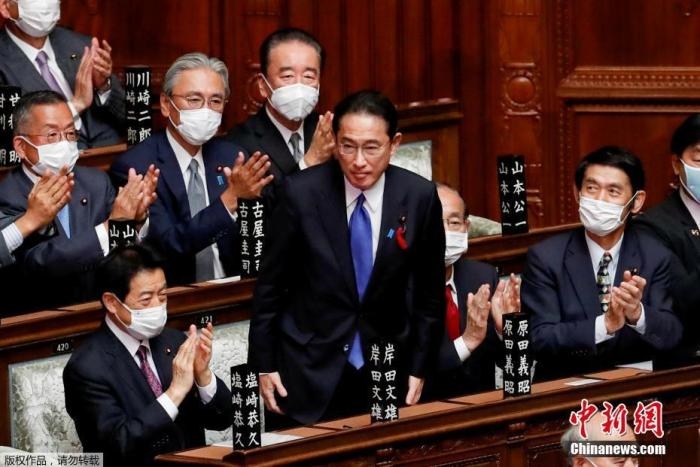 當(dāng)?shù)貢r(shí)間10月4日，日本自民黨總裁岸田文雄經(jīng)過(guò)眾院全體會(huì)議的首相指名選舉成為第100任首相。圖為岸田文雄（中）起身致謝。