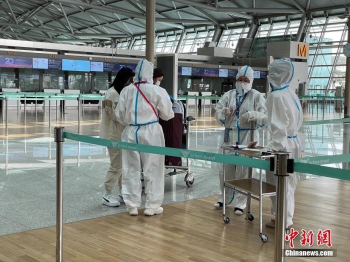 資料圖：韓國(guó)仁川國(guó)際機(jī)場(chǎng)工作人員嚴(yán)格執(zhí)行防疫措施。<a target='_blank' href='http://www.chinanews.com/'>中新社</a>記者 劉旭 攝　