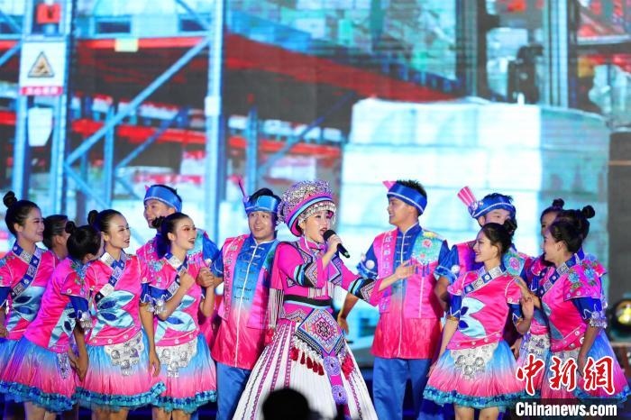 專場(chǎng)晚會(huì)上的民族歌舞表演?！涕L(zhǎng)嬌 攝