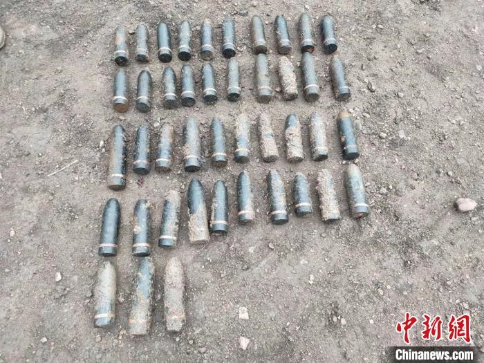 圖為發(fā)現(xiàn)的遺留炮彈?！√厝崭駱?攝