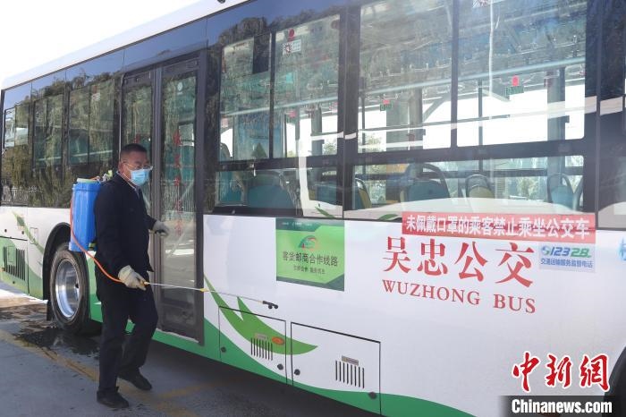 工作人員正在對(duì)公交車進(jìn)行消殺?！∮诰?攝