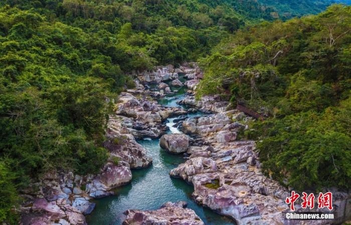 航拍海南呀諾達(dá)熱帶雨林景區(qū)，鳥瞰秀美山水、廣袤雨林。<a target='_blank' href='http://www.chinanews.com/'>中新社</a>記者 駱云飛 攝