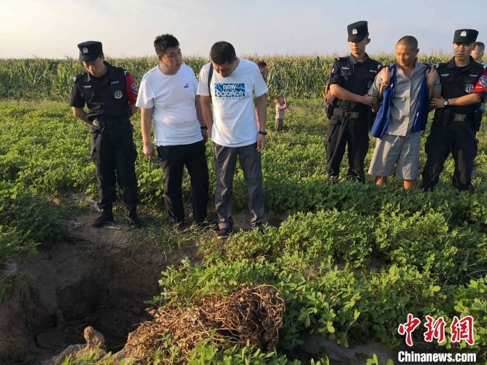 資料圖：犯罪嫌疑人辨認(rèn)作案現(xiàn)場?！〖蜗榭h公安局供圖