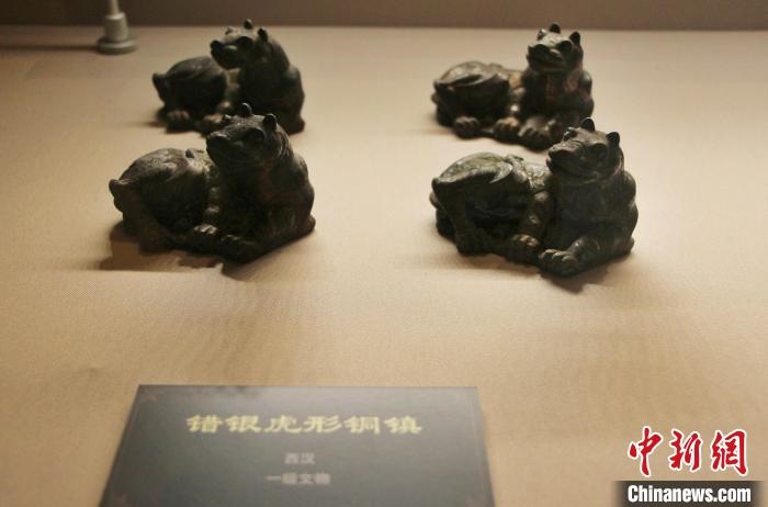 一級文物錯(cuò)銀虎形銅鎮(zhèn)?！≮w曉 攝