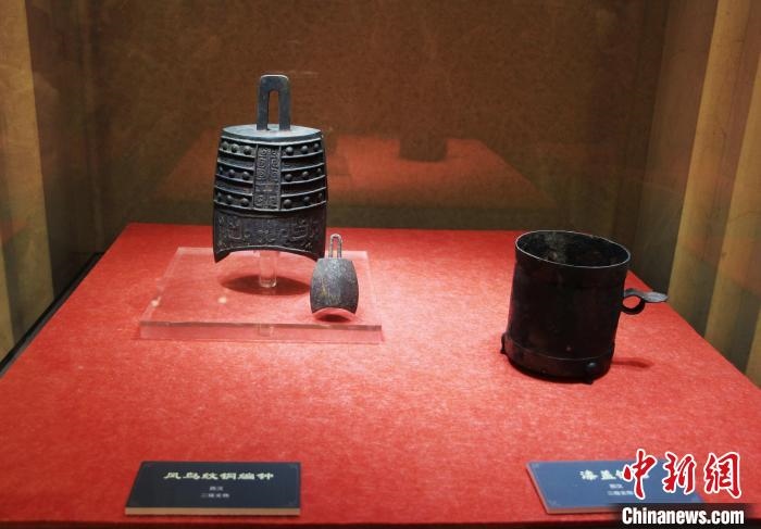 二級文物西漢鳳鳥紋銅編鐘、漆蓋銅卮?！≮w曉 攝