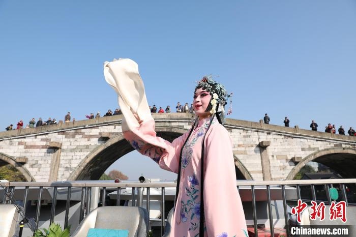 2019京杭對話的大運(yùn)河京杭雅集活動(dòng)中，浙江昆劇團(tuán)國家一級演員楊崑在中國大運(yùn)河(杭州段)上進(jìn)行表演。　徐軍 攝 攝