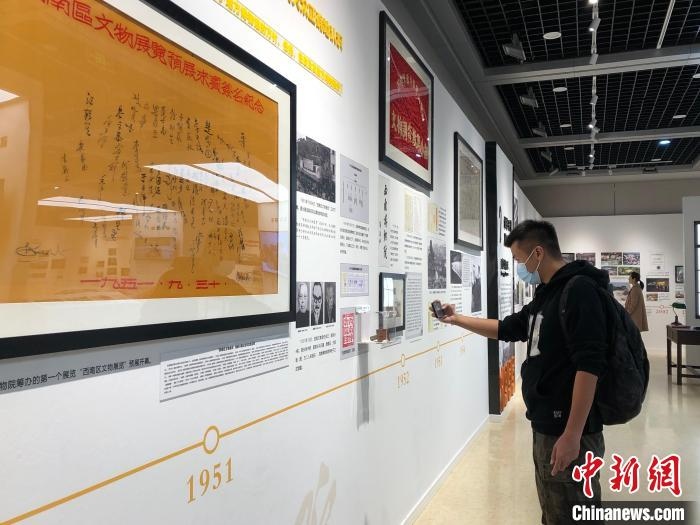 圖為市民參觀特展“我們：和博物館一起走過的日子”?！＄婌?攝
