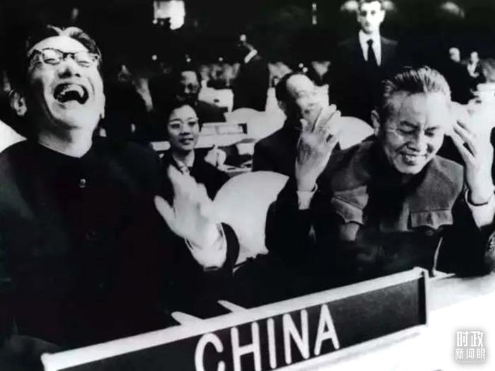 △1971年11月15日，以外交部副部長喬冠華(左一)為團(tuán)長、黃華(右一)為副團(tuán)長的中國代表團(tuán)，首次出現(xiàn)在聯(lián)合國大會(huì)上。(資料圖)