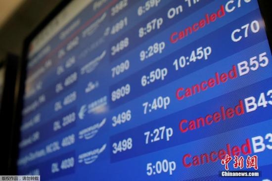 水管破裂造成第四航站樓的多家航班延誤或取消。圖為航站樓內(nèi)的電子公告牌顯示航班信息。