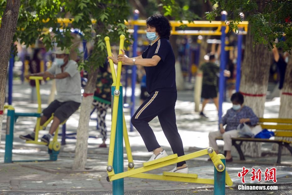 市民在體育公園利用公共健身器械鍛煉身體。 <a target='_blank' href='http://www.chinanews.com/'>中新社</a>記者 劉新 攝