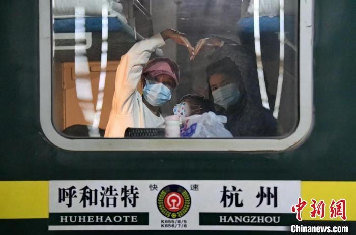 圖為登上轉運火車的游客向額濟納比心?！⊥趵?攝