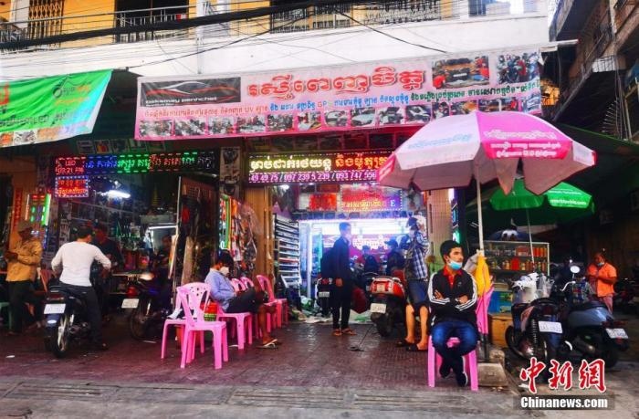 圖為金邊市中心的烏亞西市場(chǎng)，不少店鋪恢復(fù)營(yíng)業(yè)。 <a target='_blank' href='http://www.chinanews.com/'>中新社</a>記者 歐陽(yáng)開(kāi)宇 攝