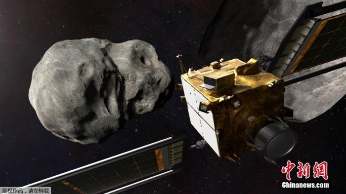 當(dāng)?shù)貢r間11月4日，法新社公布了兩張來自美國宇航局的太空效果圖，畫面顯示一艘宇宙飛船從小行星后面進(jìn)行撞擊。據(jù)悉，美國宇航局計劃讓一艘以每小時24000公里的速度飛行的宇宙飛船撞上一顆小行星以進(jìn)行“行星防御”測試，雖然地球尚且沒有面臨如此緊迫的危險。