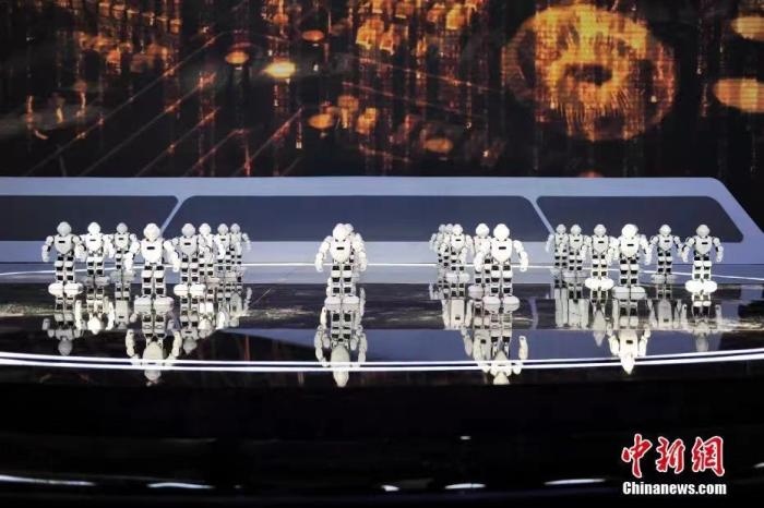 資料圖：2020年11月1日，科幻 科技創(chuàng)新主題論壇在北京舉行。圖為優(yōu)必選機器人科幻秀。<a target='_blank' href='/'>中新社</a>記者 田雨昊 攝