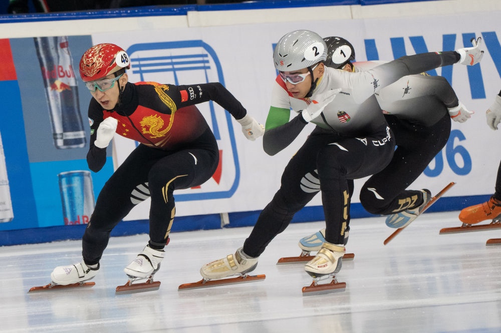 11月20日，中國選手武大靖(左)和匈牙利選手劉少林在比賽中。劉少林奪得冠軍，武大靖獲得第四名。新華社發(fā)(弗爾季·奧蒂洛 攝)