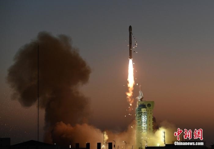 11月23日7時45分，中國在酒泉衛(wèi)星發(fā)射中心用長征四號丙運(yùn)載火箭，成功將高分三號02星發(fā)射升空。<a target='_blank' href='/'>中新社</a>發(fā) 汪江波 攝 　