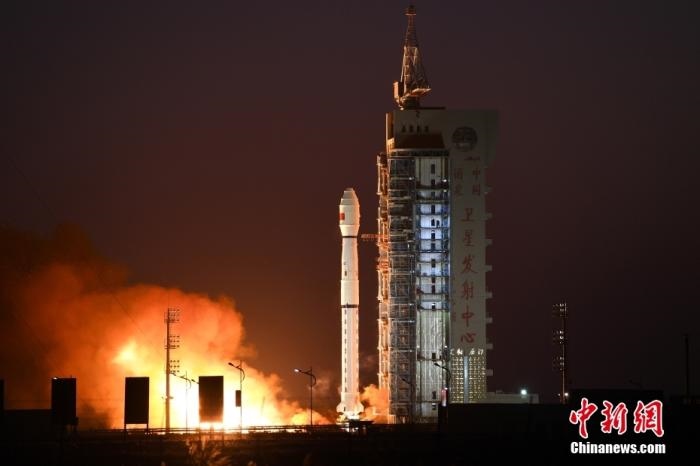 11月23日7時45分，中國在酒泉衛(wèi)星發(fā)射中心用長征四號丙運(yùn)載火箭，成功將高分三號02星發(fā)射升空。 <a target='_blank' href='/'>中新社</a>發(fā) 汪江波 攝 　