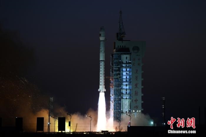 11月23日7時45分，中國在酒泉衛(wèi)星發(fā)射中心用長征四號丙運(yùn)載火箭，成功將高分三號02星發(fā)射升空。 <a target='_blank' href='/'>中新社</a>發(fā) 汪江波 攝
