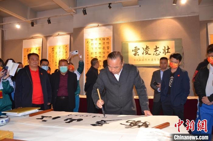 圖為“鐵軍老戰(zhàn)士”、著名書法家、解放軍報原副總編輯連俊義少將現(xiàn)場揮毫?！☆佇玛?攝 攝