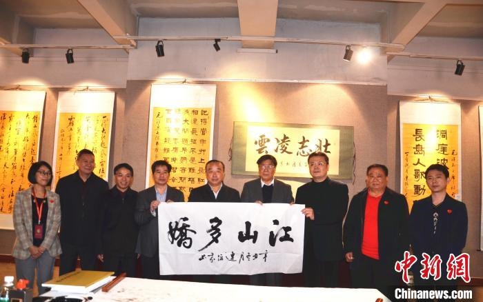 圖為百名將軍書畫展活動現(xiàn)場。　顏新陽 攝 攝