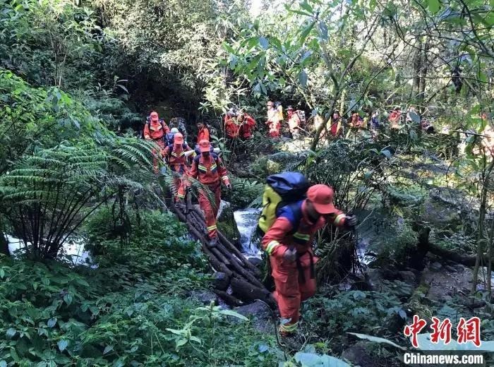 圖為搜救隊員在搜尋失聯(lián)人員。普洱市消防救援支隊供圖