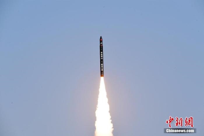 北京時(shí)間2021年12月7日12時(shí)12分，谷神星一號(hào)遙二運(yùn)載火箭在中國(guó)酒泉衛(wèi)星發(fā)射中心成功發(fā)射升空，將搭載的天津大學(xué)一號(hào)、麗澤一號(hào)、寶醞號(hào)、金紫荊五號(hào)、金紫荊一號(hào)03星等5顆小衛(wèi)星順利送入預(yù)定軌道，發(fā)射任務(wù)獲得圓滿成功。汪江波 攝