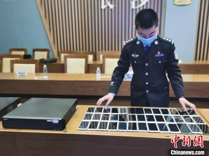 民警展示作案工具?！￠L(zhǎng)沙市公安局供圖