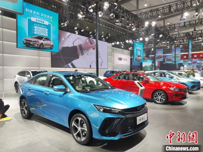 長沙國際車展上展出的汽車?！√菩∏?攝