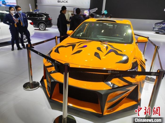 長沙國際車展上展出的汽車?！√菩∏?攝