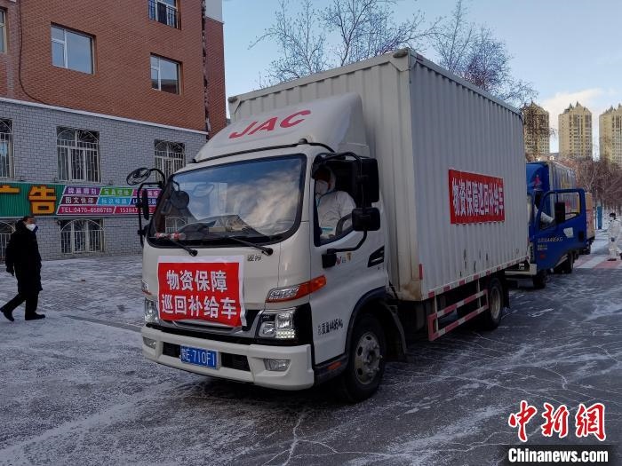 圖為滿洲里物資保障巡回補給車隊配貨現(xiàn)場?！∏靥饌?攝