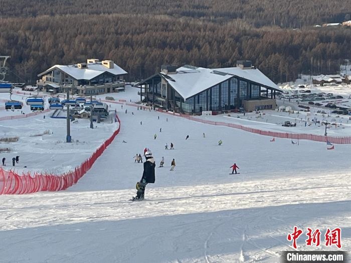 在吉林白山體驗滑雪的游客眾多。　薛棟棟 攝