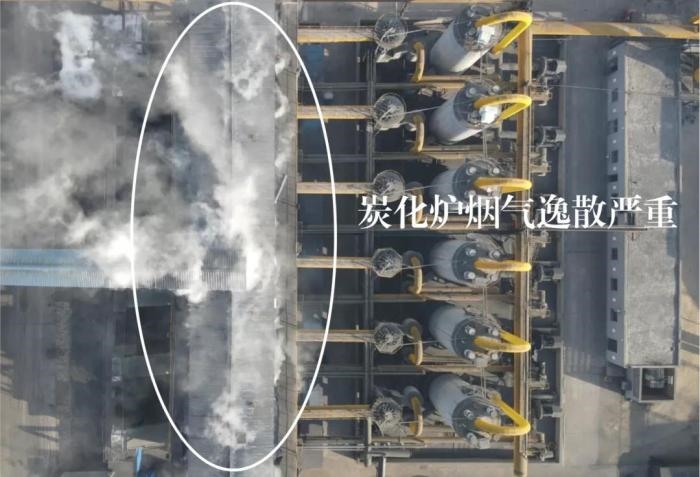  2021年12月11日，督察組使用無人機拍攝，榆林市榆陽區(qū)瑞森煤化工公司炭化爐煙氣逸散嚴重