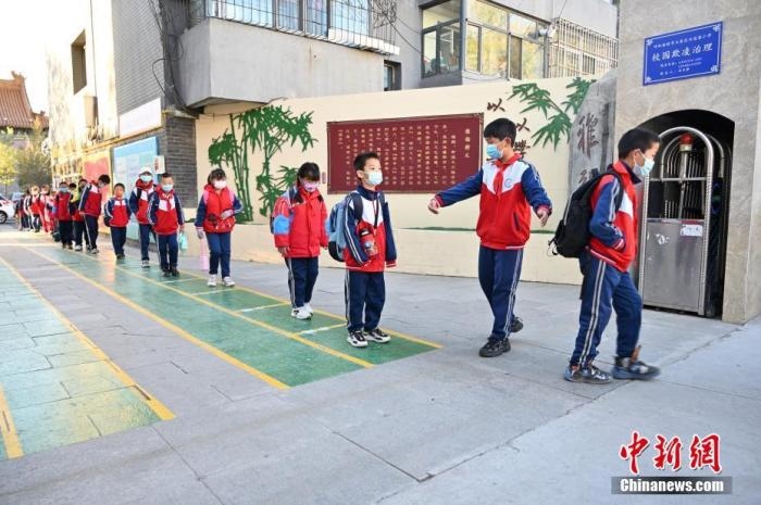 10月，呼和浩特市一所小學(xué)內(nèi)，學(xué)生間隔入校。 <a target='_blank' href='/'>中新社</a>記者 劉文華 攝