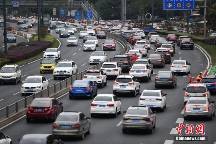 成都市劍南大道的早高峰，車輛排隊(duì)入城。張浪 攝