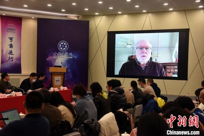 美國伊利諾伊大學(xué)教授理查德？克魯切爾通過視頻點評FAST測量星際磁場最新研究成果?！?lt;a target='_blank' href='/'>中新社</a>記者 孫自法 攝