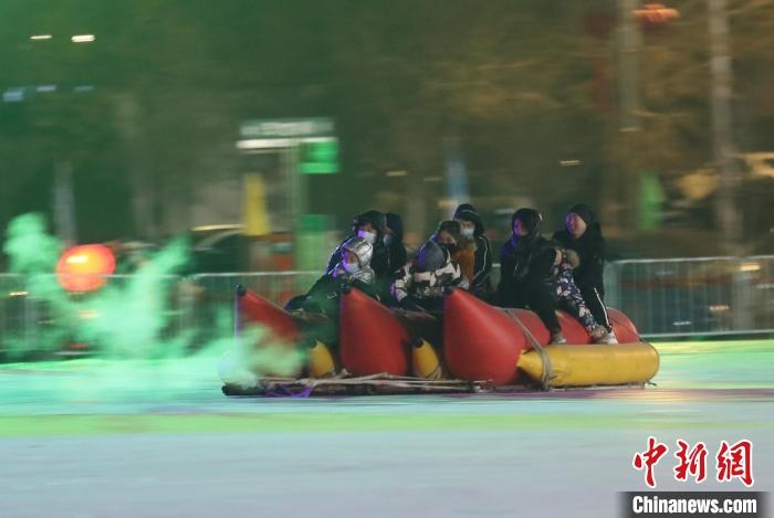 民眾沉醉在冰上香蕉船的快樂中?！∮诤Ｑ?攝