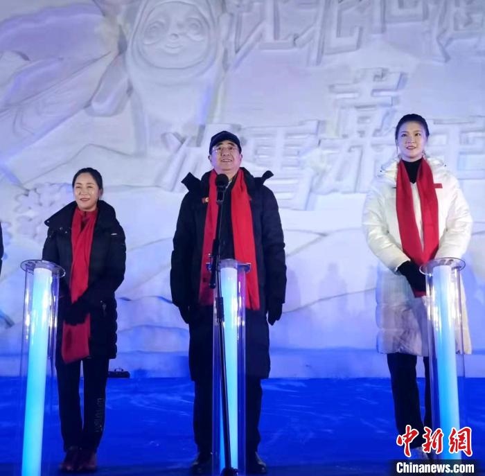 前女排國家隊隊長奧運冠軍惠若琪(右一)，中國女子田徑競走奧運冠軍王麗萍(左一)助陣當晚活動?！≮w桂華 攝