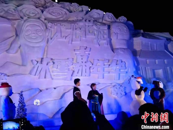 活動現(xiàn)場表演的《冰雪奇緣》很受歡迎?！≮w桂華 攝