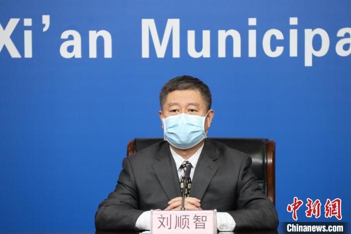圖為西安市衛(wèi)生健康委主任劉順智6日在新聞發(fā)布會上?！∥靼彩姓﹫D
