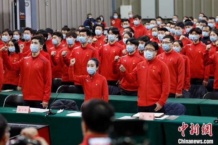 1月5日晚，全力沖刺北京冬奧學(xué)習(xí)座談會(huì)在北京舉行，座談會(huì)后，中國冰雪國家集訓(xùn)隊(duì)全體成員起立，齊聲高呼：“中國冰雪，加油！加油！加油！” <a target='_blank' href='/'>中新社</a>記者 富田 攝
