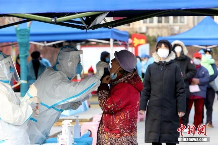 資料圖：1月9日，天津市南開大學(xué)西南村，社區(qū)組織市民進(jìn)行核酸檢測(cè)。 <a target='_blank' href='/'>中新社</a>記者 張道正 攝
