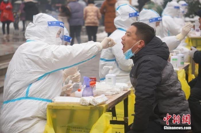 資料圖：圖為鄭州市民接受核酸檢測(cè)。 <a target='_blank' href='/'>中新社</a>記者 韓章云 攝
