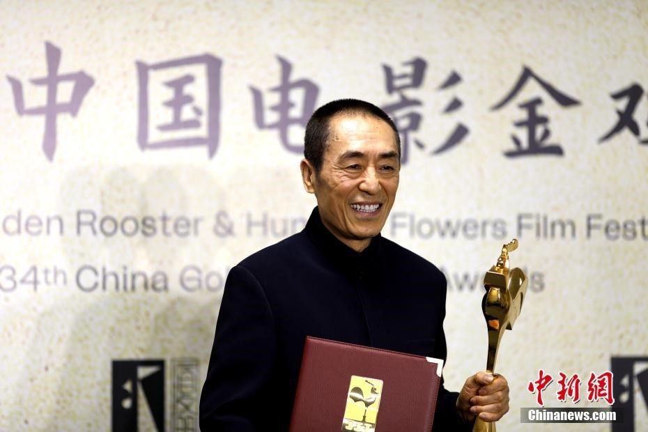 (資料圖：張藝謀以執(zhí)導(dǎo)《懸崖之上》榮膺最佳導(dǎo)演獎。 <a target='_blank' href='/'>中新社</a>記者 呂明 攝)